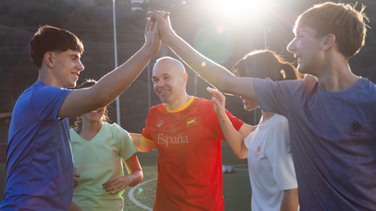 Decathlon convierte a sus embajadores en protagonistas de su campaña de verano junto a Pedri e Iniesta