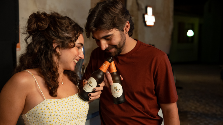 ‘Per un estiu etern’, la nueva campaña de Cervezas Turia  que celebra las verbenas valencianas 