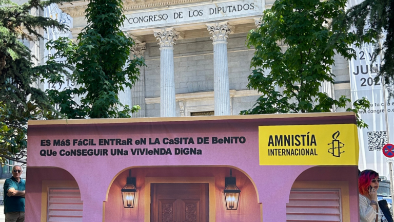 Amnistía Internacional y Dentsu Creative convierten la casita de Bad Bunny en un símbolo contra la crisis de la vivienda