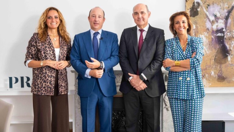 Valvanuz Serna Ruiz, Juan Manuel Cendoya, Francisco Uría y Lucía Casanueva - proa