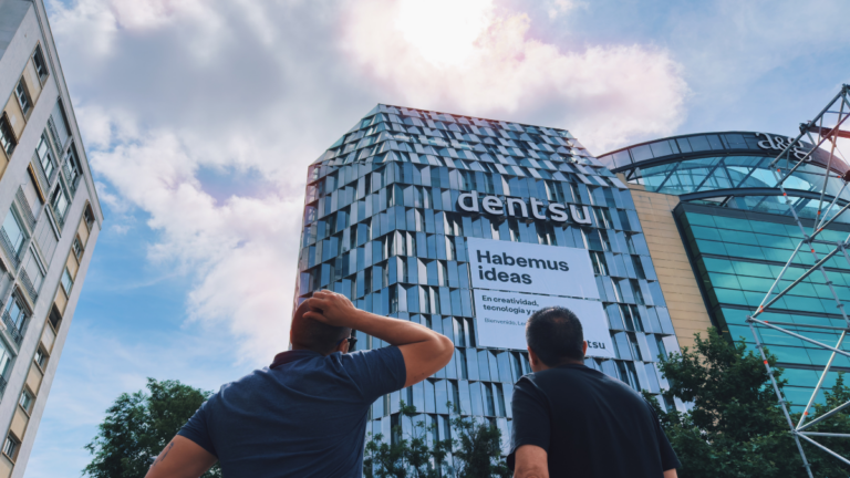 DENTSU CREATIVE DIO LA BIENVENIDA A LEÓN XIV CON UNA ORIGINAL ACCIÓN DE EXTERIOR EN SUS OFICINAS