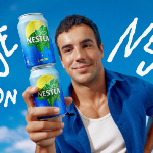 'Fluye con Nestea', la nueva campala de verano de Nestea con Oscar Casas y Clers