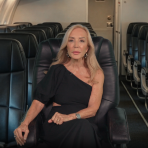 Así es la campaña de Booking.com junto a Carmen Lomana para reivindicar los buenos modales en los vuelos