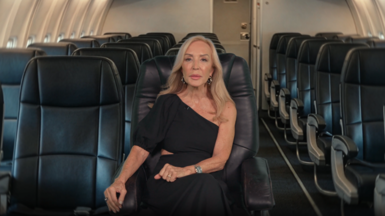 Así es la campaña de Booking.com junto a Carmen Lomana para reivindicar los buenos modales en los vuelos  