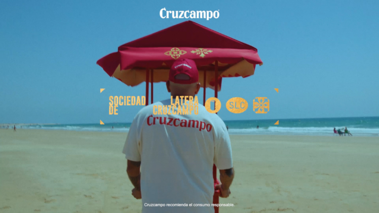 Cruzcampo rinde homenaje a quienes llenan de acento las playas andaluzas: los lateros