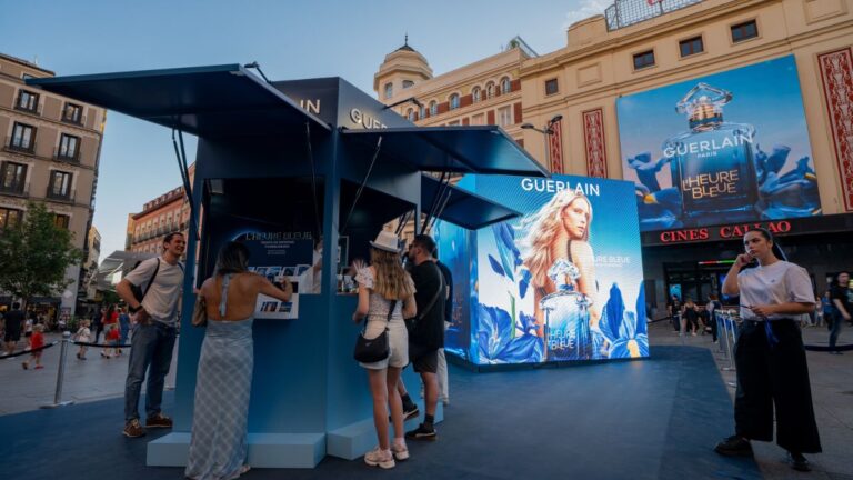 GUERLAIN transforma la Plaza de Callao en un universo inmersivo para presentar su nueva fragancia femenina