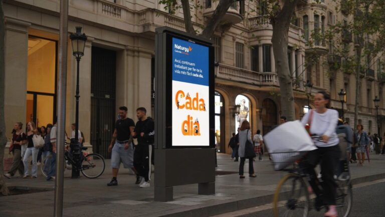 Naturgy vuelve a iluminar Barcelona 180 años después para estrenar en exclusiva el nuevo ecosistema digital de JCDecaux