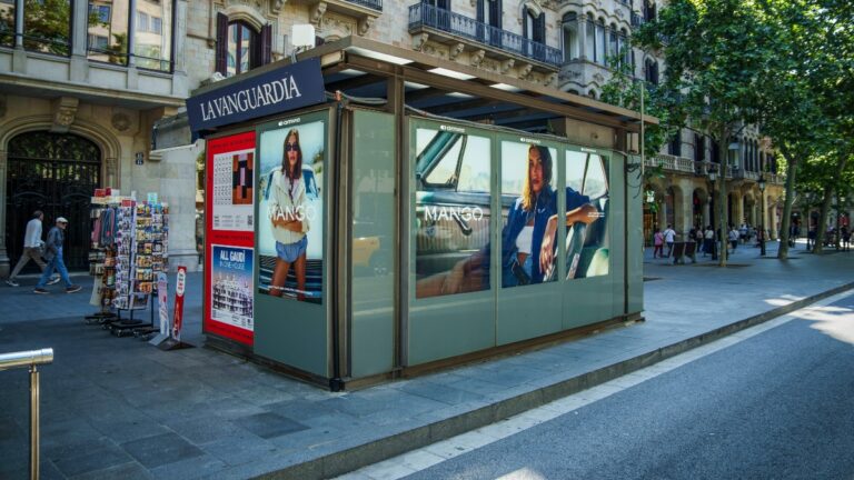 AMVIA - publicidad exterior - prensa - la vanguardia