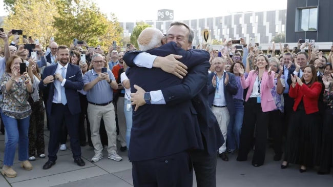 Sabadell - Josep Oliu y César González-Bueno se abrazan tras triunfar en la OPA.